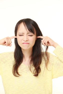 Genç Japon kadın gürültü uğrar