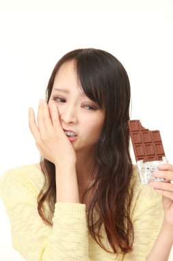 Genç Japon kadın diş ağrısı muzdarip