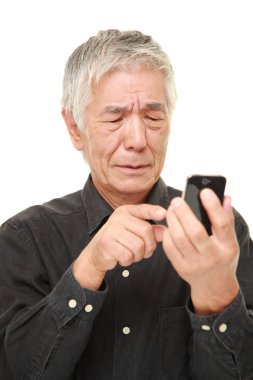 üst düzey Japon adam akıllı telefon karışık görünümlü kullanarak