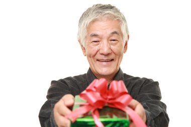 üst düzey Japon adam bir hediye sunuyor