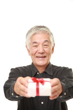 üst düzey Japon adam bir hediye sunuyor