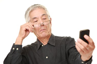 Presbiyopi ile üst düzey Japon adam