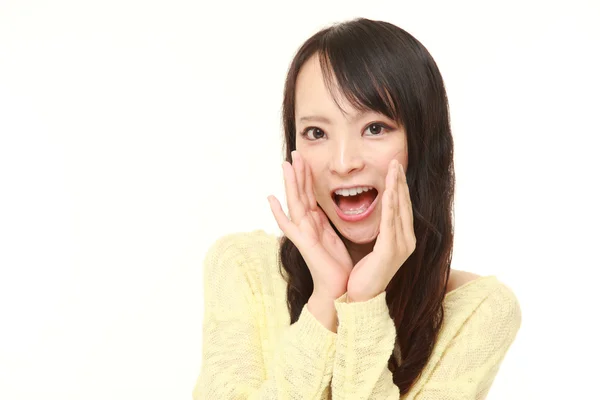 Jonge Japanse vrouw schreeuwen iets — Stockfoto