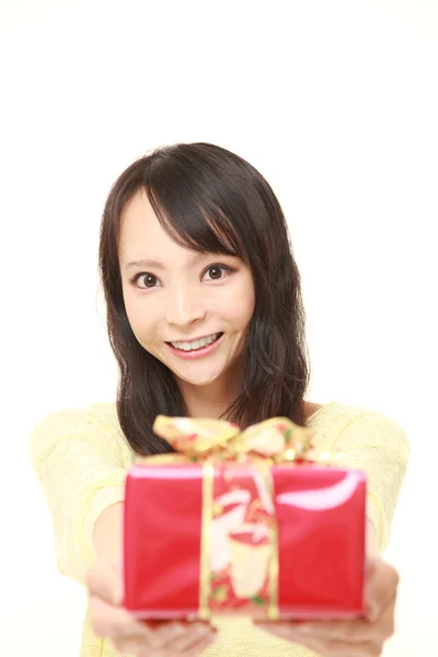 Jonge Japanse vrouw het aanbieden van een geschenk — Stockfoto