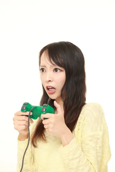Νέα ιαπωνική γυναίκα χάσει το παίζει βίντεο παιχνίδι — Φωτογραφία Αρχείου