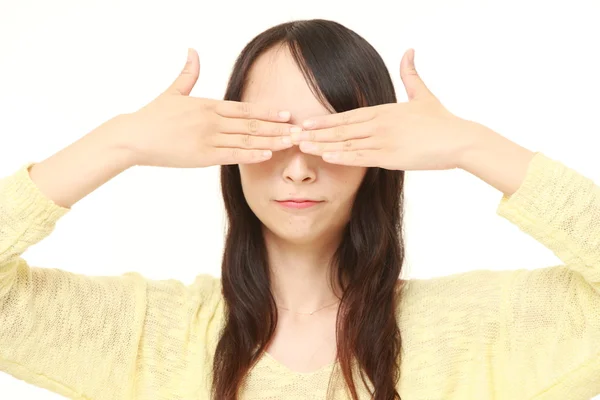 Νέα ιαπωνική γυναίκα που καλύπτει το πρόσωπό της με τα χέρια — Φωτογραφία Αρχείου