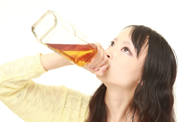 Молодих Японські жінки пити прямо з пляшки — стокове фото