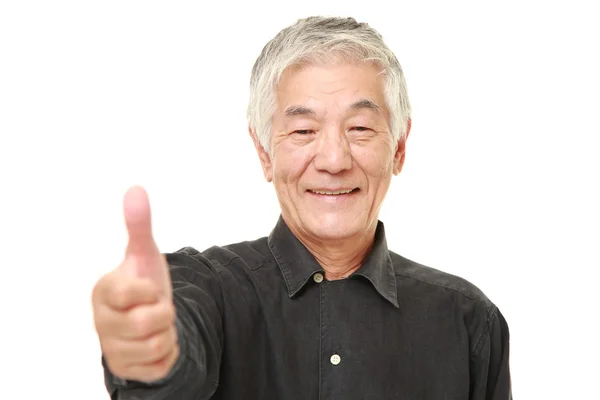 Senior Japaner mit Daumen-hoch-Geste — Stockfoto