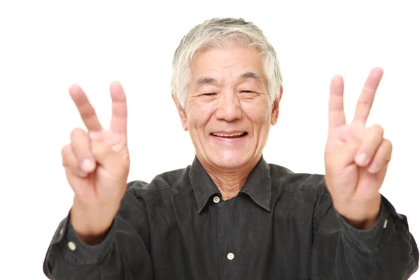 Ältester Japaner zeigt ein Siegeszeichen — Stockfoto