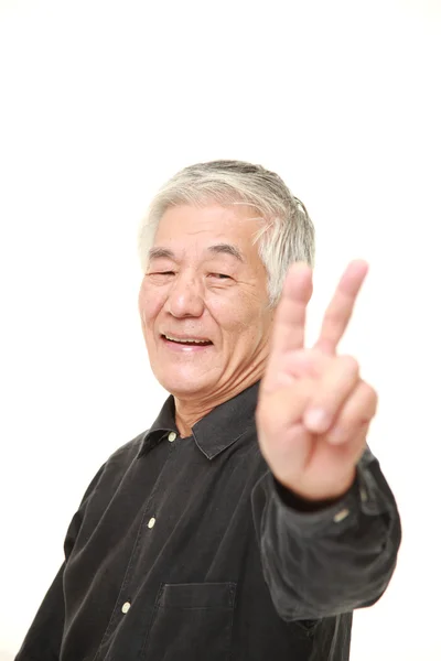 Ältester Japaner zeigt ein Siegeszeichen — Stockfoto