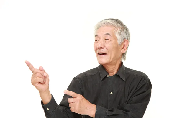 Senior japonais homme présentant et montrant quelque chose — Photo