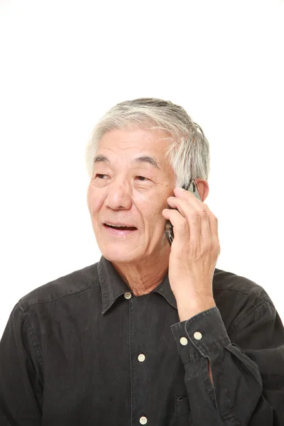 Homem idoso com um telefone inteligente — Fotografia de Stock
