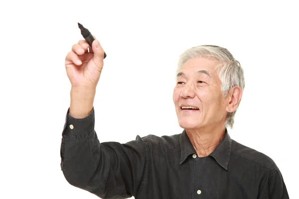 Старший японец тянет в воздух — стоковое фото