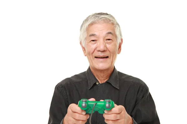 Senior japonés hombre disfrutando de un video juego —  Fotos de Stock