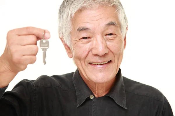 Sênior japonês homem com casa chave — Fotografia de Stock