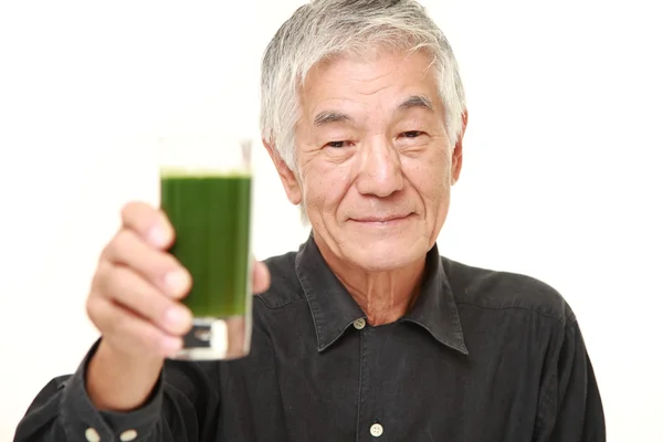 Старший японский мужчина с зеленым овощным соком — стоковое фото