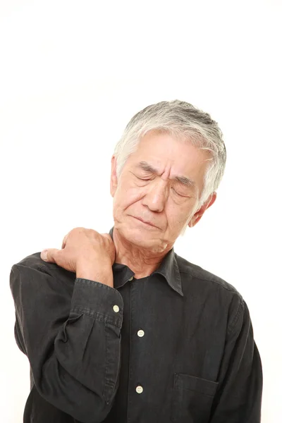 Starszy człowiek japoński cierpi na ból szyi — Zdjęcie stockowe