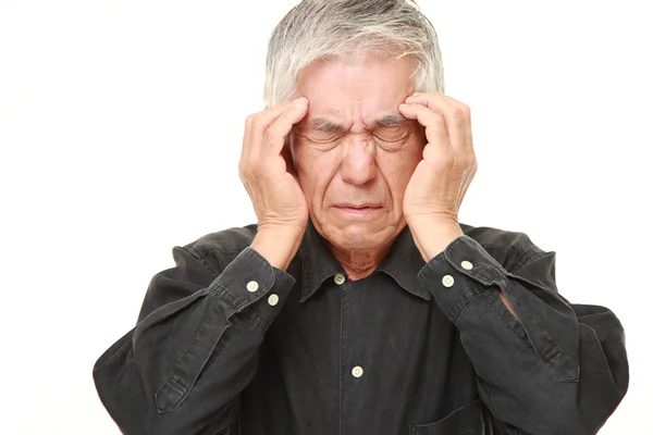 Starší japonský muž trpí bolestmi hlavy — Stock fotografie