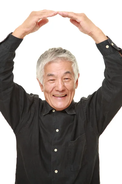 확인 제스처를 만드는 수석 일본 남자 — 스톡 사진