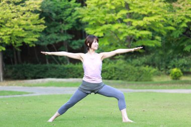 Yoga savaşçı yapıyor dışında Japon kadın II poz