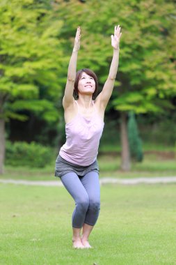Yoga sandalye poz yapmak dışında Japon kadın