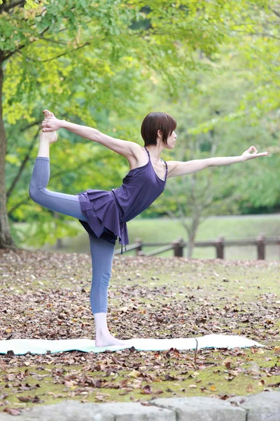 Yoga dans poz efendisi yaparken dışında Download önizleme Japon kadını kurtar — Stok fotoğraf