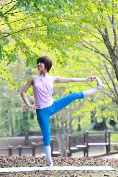 Yoga yaparken dışında Download önizleme Japon kadın kaydetme genişletilmiş poz el-To-büyük-Toe — Stok fotoğraf