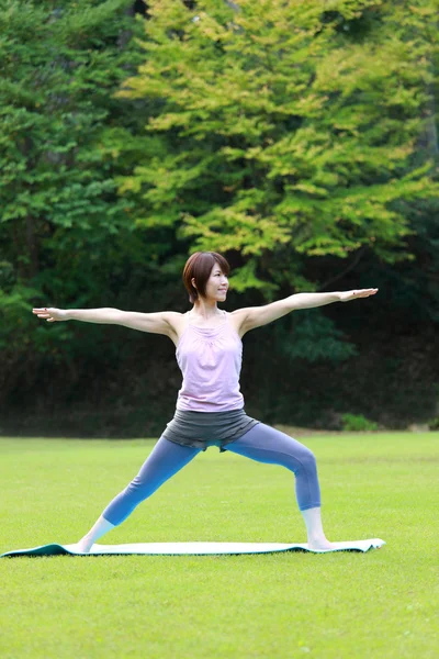 Yoga savaşçı yapıyor dışında Japon kadın II poz — Stok fotoğraf