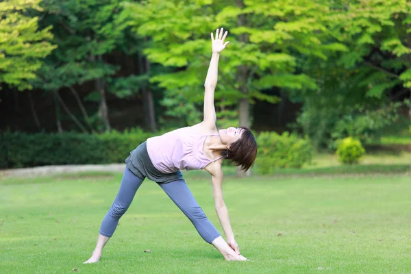 Yoga üçgen poz yapmak dışında Japon kadın — Stok fotoğraf