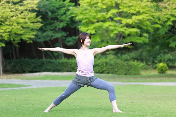 Yoga savaşçı yapıyor dışında Japon kadın II poz — Stok fotoğraf