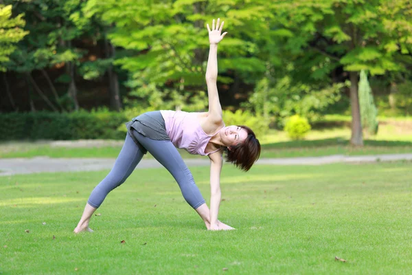 Yoga yaparken dışında Japon kadın üçgen poz dönüyordu — Stok fotoğraf