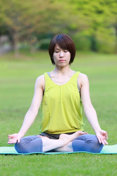 Japonesa mujer fuera haciendo meditación tranquilamente solo — Foto de Stock