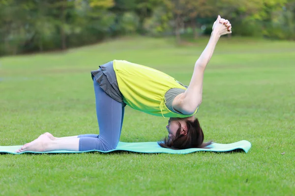 Salva Scarica Anteprima Donna giapponese fuori facendo yoga — Foto Stock