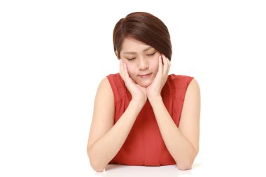 Masada uyuyan genç Japon kadın