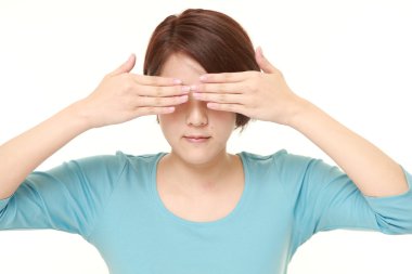 genç Japon kadın elleriyle yüzünü kaplayan