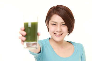 Yeşil sebze suyu ile Japon kadın 