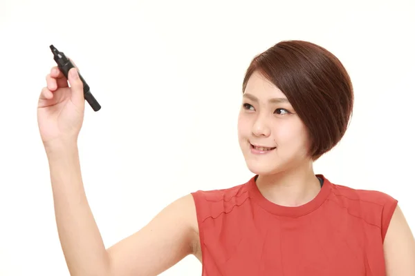 Jonge Japanse vrouw tekenen in de lucht — Stockfoto