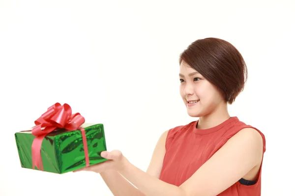 日本年轻女性提供一份礼物 — 图库照片