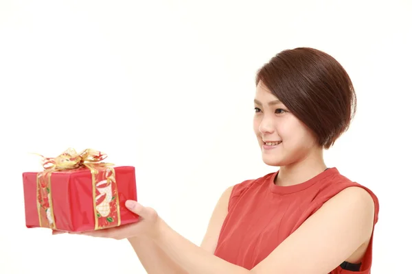 Giovane donna giapponese che offre un regalo — Foto Stock