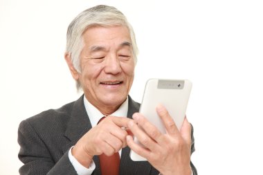 tablet bilgisayar kullanarak üst düzey Japon işadamı