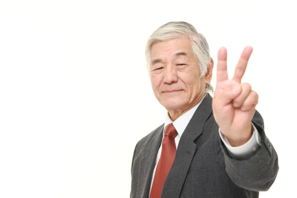 Japanischer Geschäftsmann zeigt ein Siegeszeichen — Stockfoto