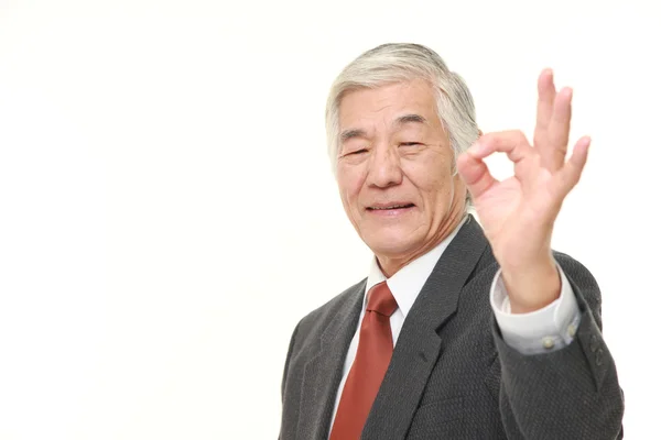 Empresário japonês sênior mostrando sinal perfeito — Fotografia de Stock