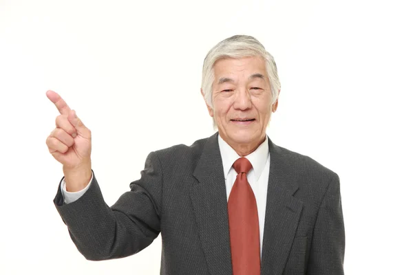 Senior japanischer Geschäftsmann präsentiert und zeigt etwas — Stockfoto