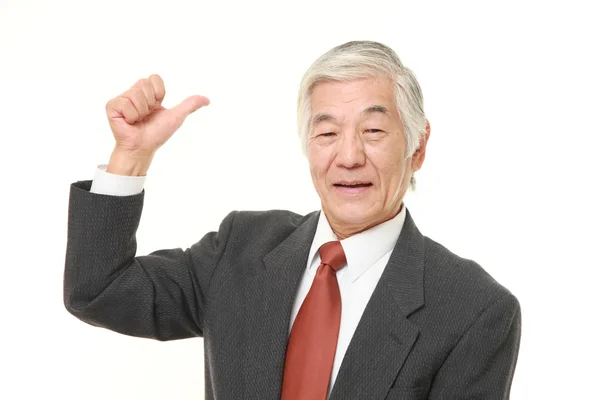 Magas rangú japán üzletember mutatva a hátán — Stock Fotó