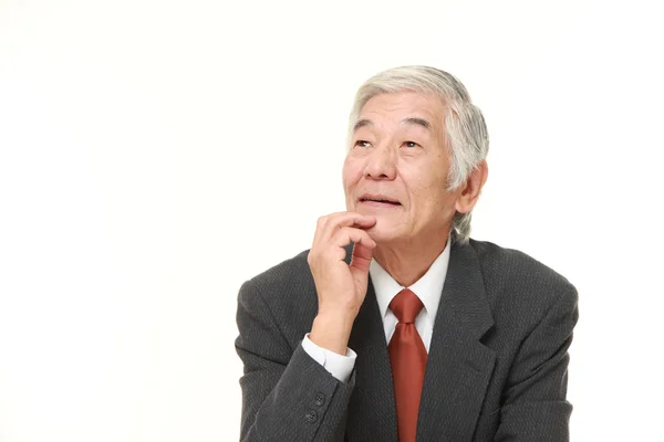 Senior japonés hombre de negocios piensa en algo — Foto de Stock