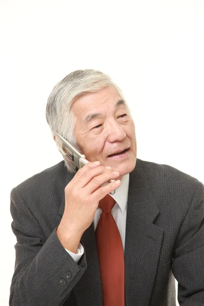 Senior zakenman gesprekken met klassieke cellphone — Stockfoto