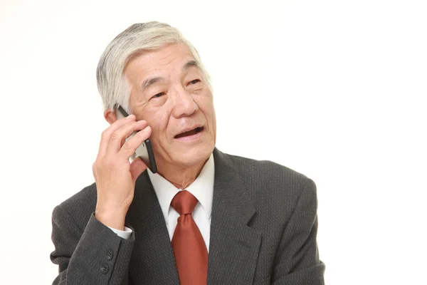 Старший бизнесмен со смартфоном — стоковое фото