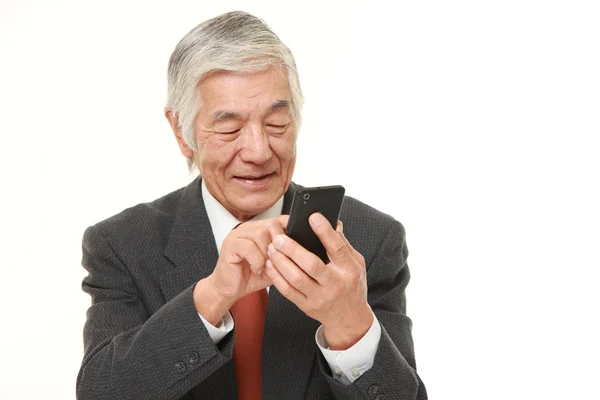 Hombre de negocios senior con un teléfono inteligente —  Fotos de Stock