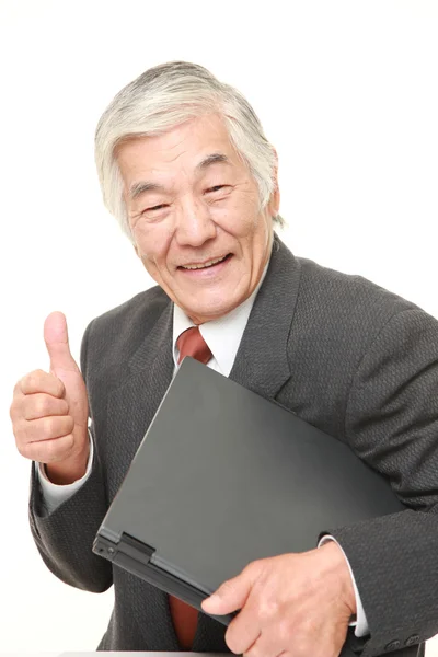 Ανώτερος ιαπωνικός επιχειρηματίας που μεταφέρουν φορητό υπολογιστή — Φωτογραφία Αρχείου