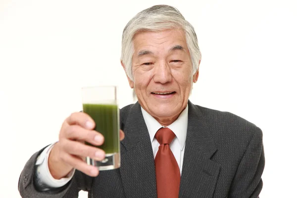 Empresário japonês sênior com suco vegetal verde — Fotografia de Stock